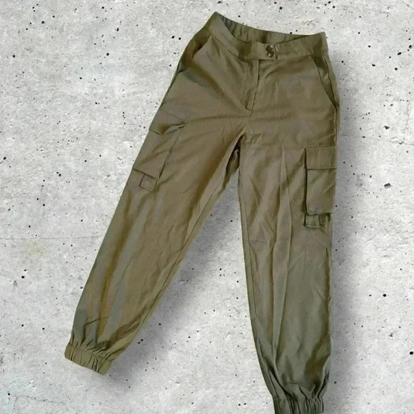 “Utility Chic: Classic Cargo Pants” - Picture 1 of 8